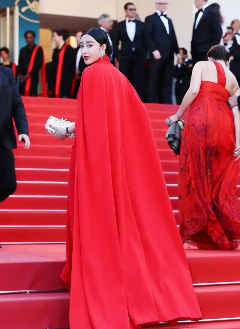 何承熹嘎纳红毯秀,一袭中国红,你觉得有望超越范冰冰吗
