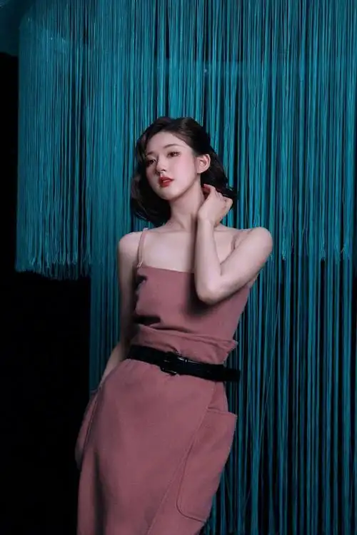 赵露思化身人鱼公主,复古女郎美到发光,摩登短发造型大受好评