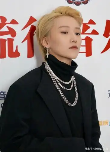 《青2》刘雨昕留长发堪称"整容",美到窒息