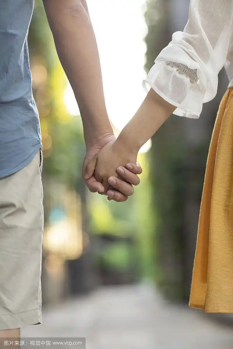 年轻情侣牵手