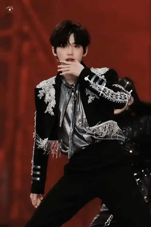 宋亚轩闪钻西装