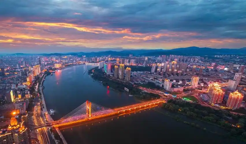 有水的城市就会多一些灵气比如松花江环绕的吉林市