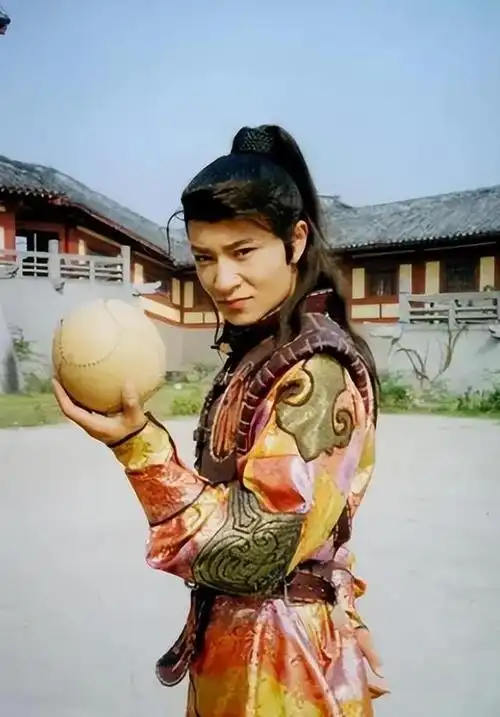 2000年,他在电视剧《一脚定江山》中扮演张俊一角