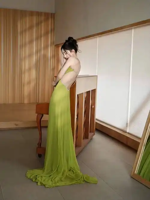 杨幂身穿深v露背礼服,飘逸的面料配上垂坠性极强的质感,性感身材顿时