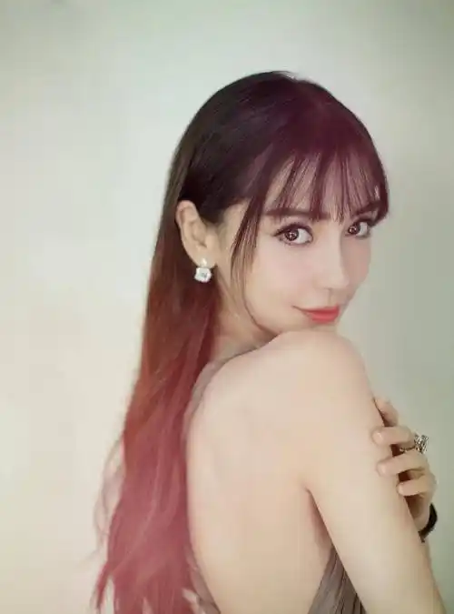 18岁baby国外旧照曝光,在大街上豪放吃雪糕_杨颖_网友_状态