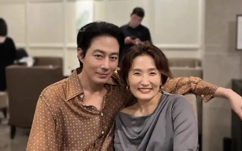 今日赵寅成ins更新 和朴京琳欧尼合影