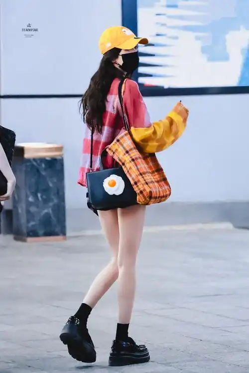 组图:杨幂机场私服青春活泼 多巴胺穿搭大秀美腿