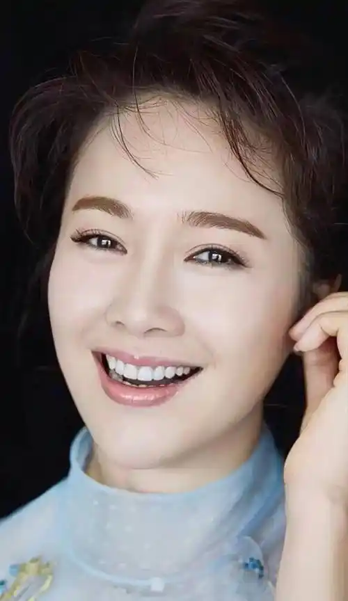 左小青:167cm气质优雅 如20多岁的青春美少女一样_魅力_才华_容颜