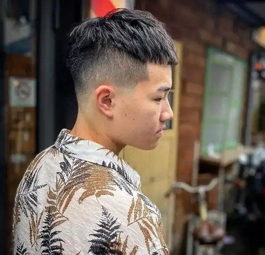 男生夏天别乱剪发型试试这4款两边铲光发型干净又帅气