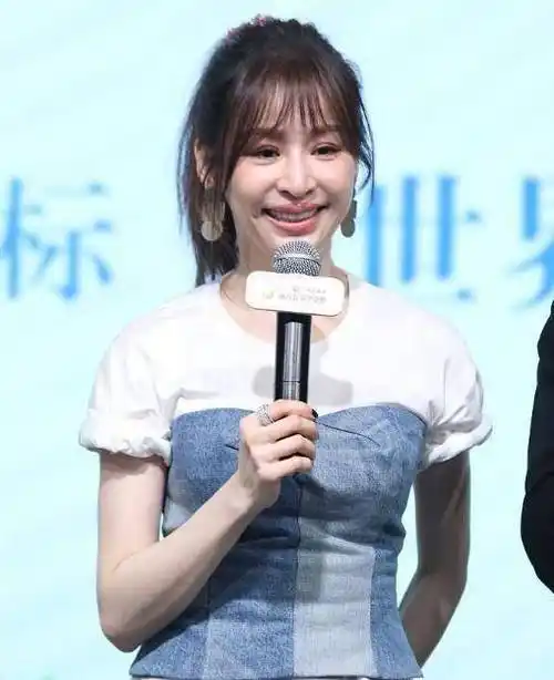 王心凌照片被恶搞,嘴巴大的有点吓人,网友:就算是没整嘴也不小_因为