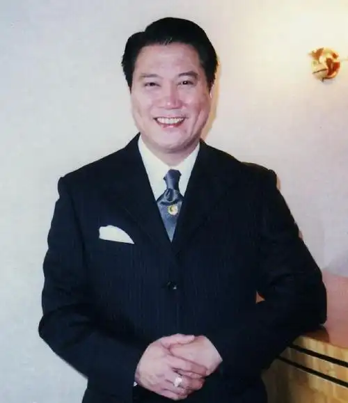 61岁万梓良首次公开露面老当益壮秀起了恩爱小16岁妻子探班