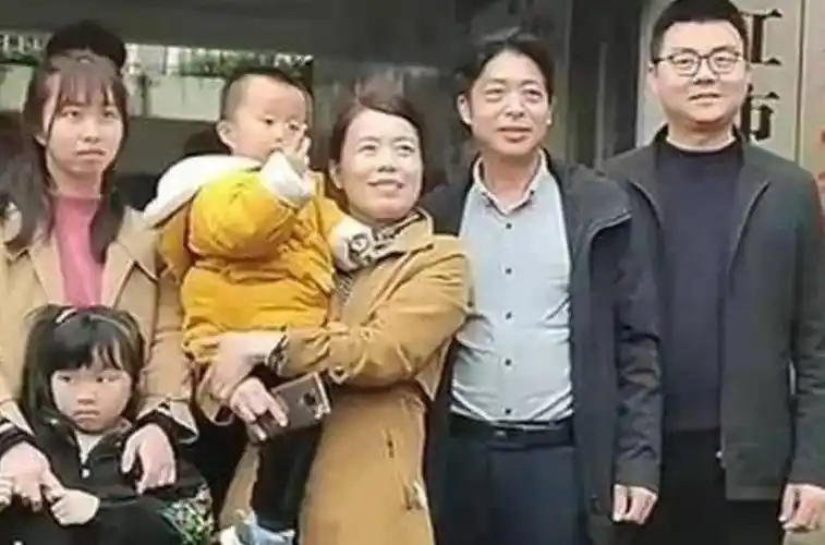 田静晒国庆全家游玩照,和老公郭威合影,不顾公公婆婆引热议_许敏_夫妇