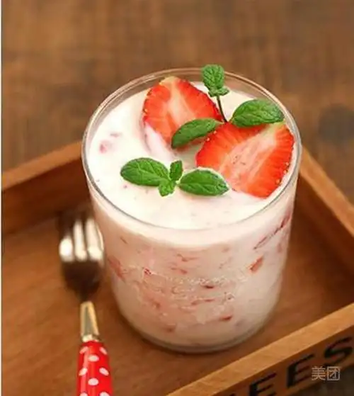 草莓优优酸酪图片