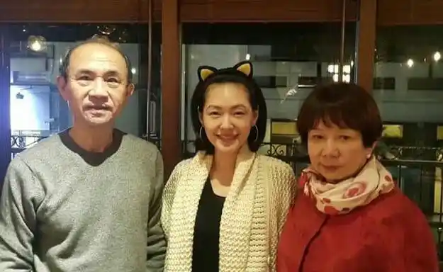 小s晒与公婆合影 网友:婆婆看起来好可怕