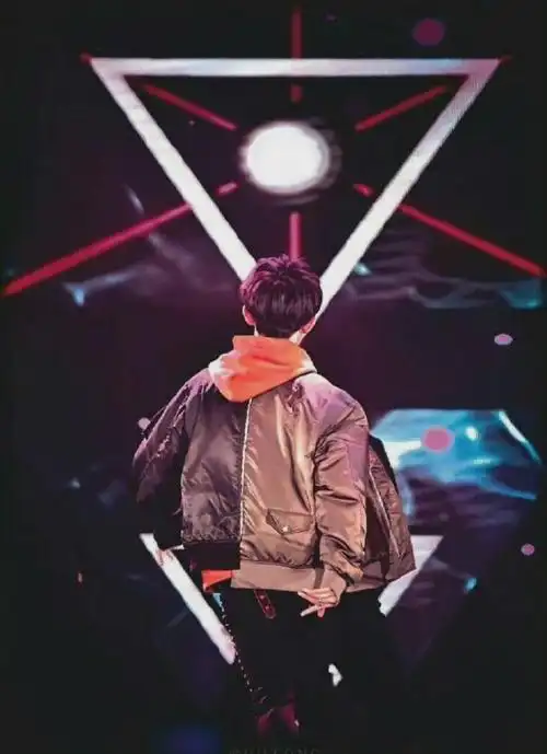 明星#易烊千玺满满安全感的背影杀妥妥的男友力爆棚@tfboys-易烊千玺