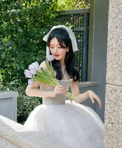 赵露思白色抹胸公主裙优雅写真