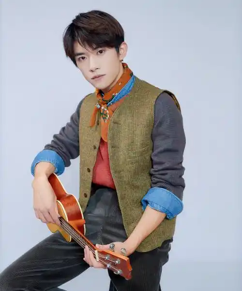 易烊千玺散发荷尔蒙工地装配牛仔外套太撩人