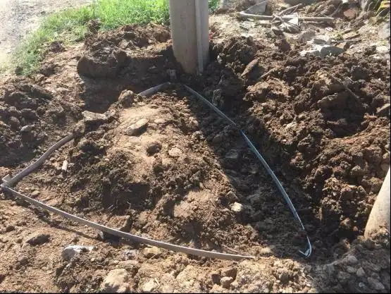 急求双杆式变压器安装的接地扁铁的照片,如图,在线等