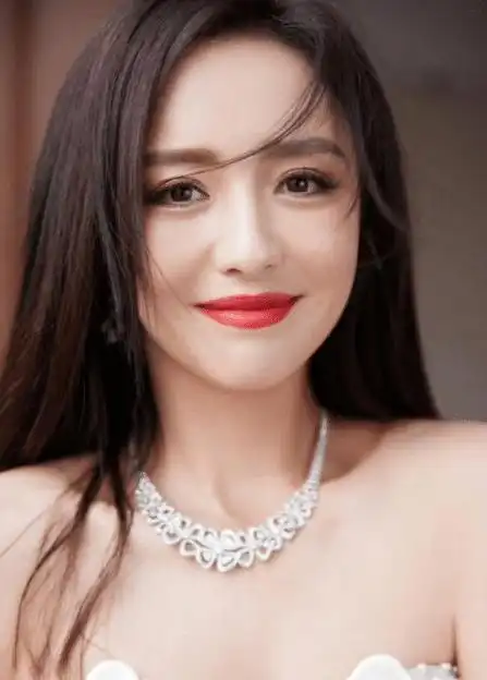 新疆女神佟丽娅:美貌与才华并存佟丽娅,是一位备受观众喜爱的中国女