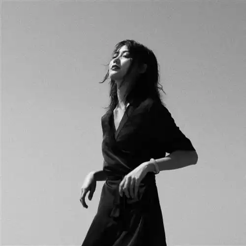 女生头像真人高冷侧脸黑白