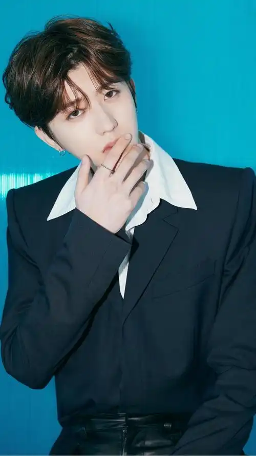 蔡徐坤深蓝色垫肩西装造型