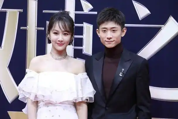 杨紫张一山同框挺带感,一字肩花裙温柔甜美,气质越来越好了