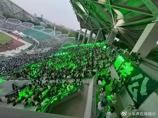 置顶#王源绿海#网友晒出巅峰盛典王源粉丝应援图,漫席遍场绿海壮观