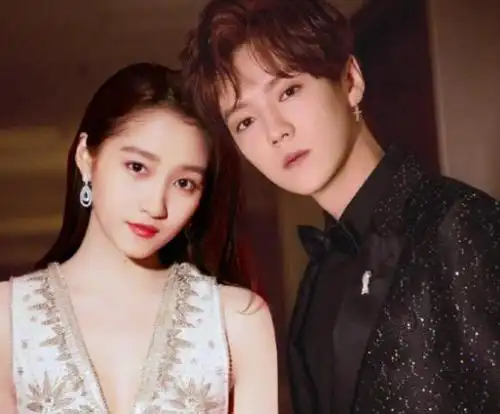 关晓彤卡点为鹿晗庆生,两人合照太甜蜜,这就是你想象中的幸福