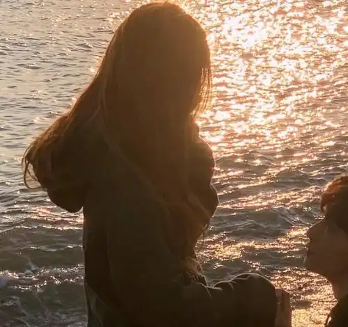 女生头像夕阳下的侧面黑白