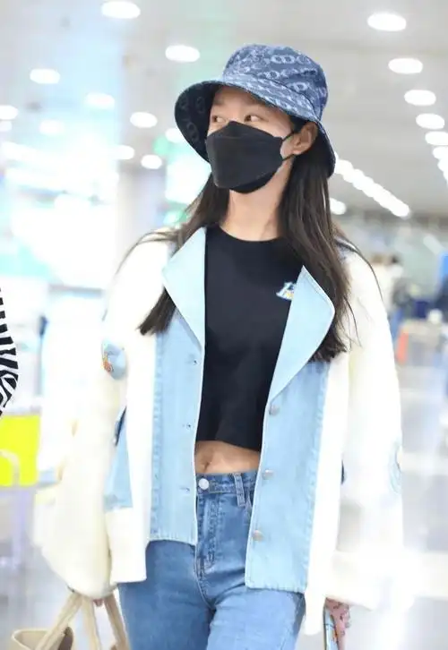 原创瘦得皮包骨宋轶穿露脐装现身机场蚂蚁腰真的太吸人眼球了