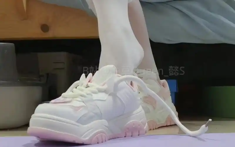 白丝试穿回力运动鞋