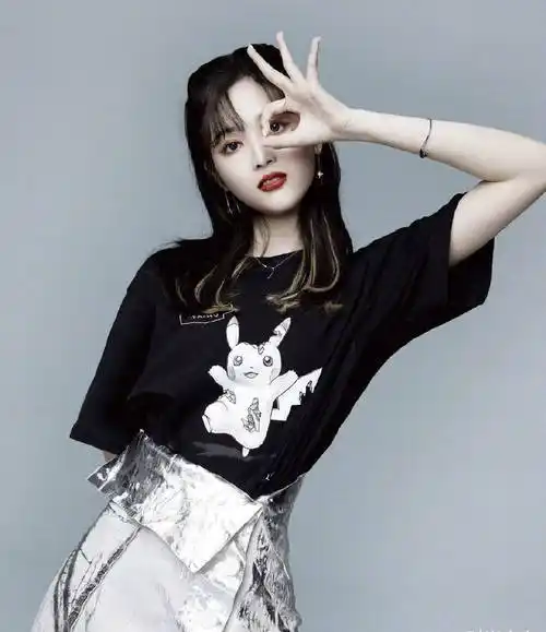 吴宣仪写真照曝光,穿牛仔拼接纱裙大秀美腿,配白t变清新少女_黑色