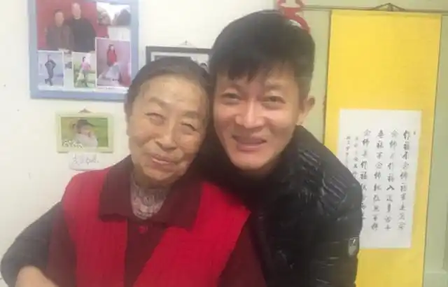 张少华病逝近一年丈夫罕见发声告慰好消息为干儿子宣传新作品