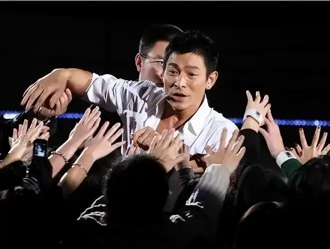 回顾:那个为嫁刘德华"逼得父亲卖肾,跳海自尽"的女人,后来如何