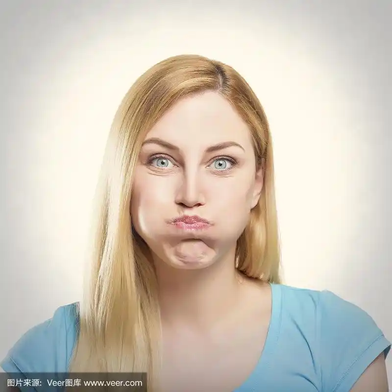 金发女人撅嘴