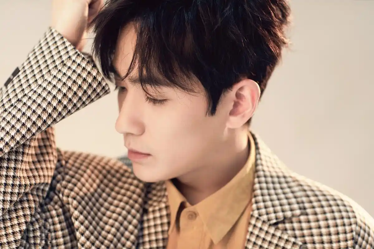 朱一龙最新写真发布 暖色西装彰显阳光活力