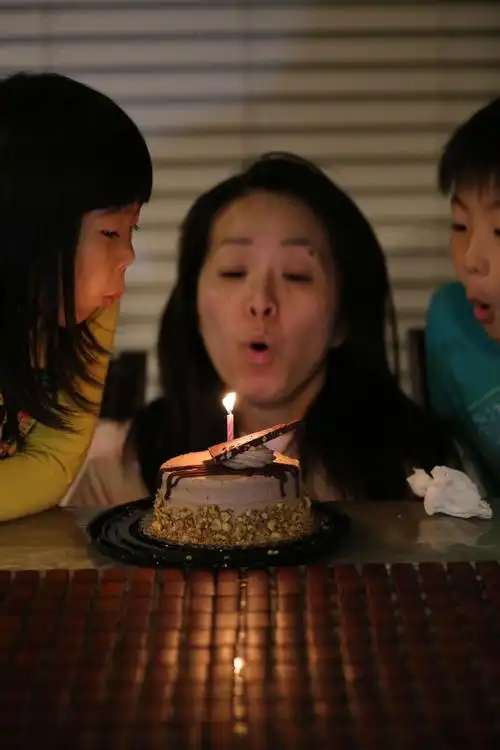 孩子们在家给妈妈过生日