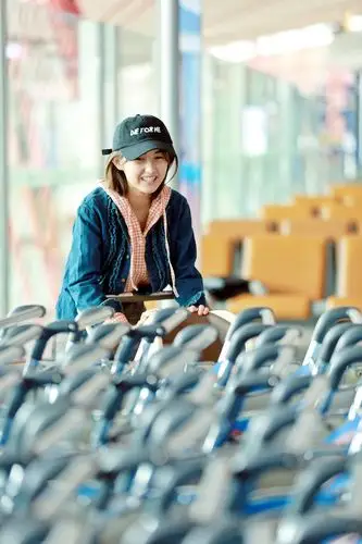 机场look潮范er十足原标题:张子枫录制节目?