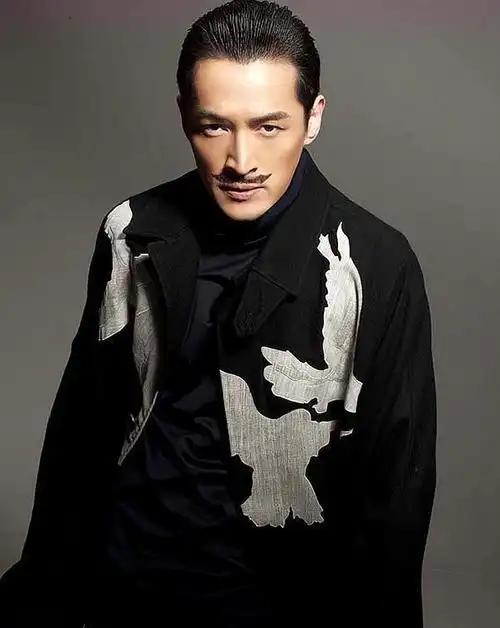 来人把易烊千玺胡子剃了