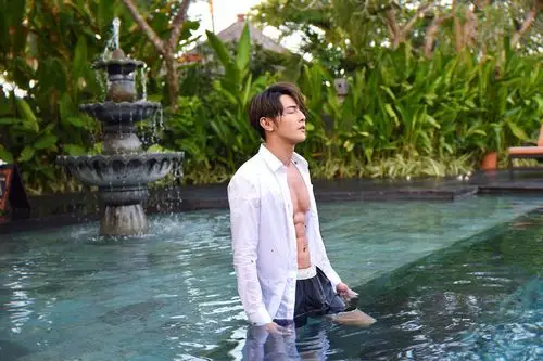 汪东城泳池写真秀身材 巧克力腹肌荷尔蒙爆棚