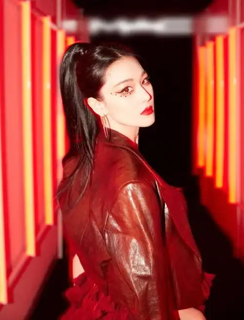 张馨予红色泪钻妆出席活动,气场全开眼神里有股狠劲,结婚后好自信