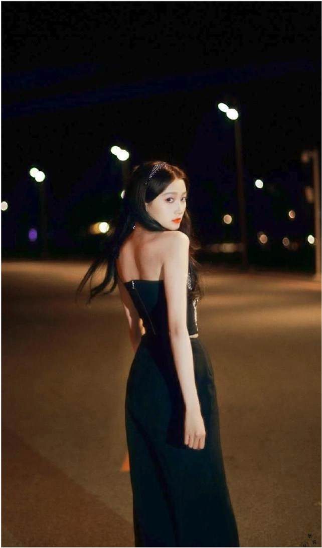 关晓彤开叉裙秀窈窕身段,大长腿堪比超模,国民闺女越来越有味道