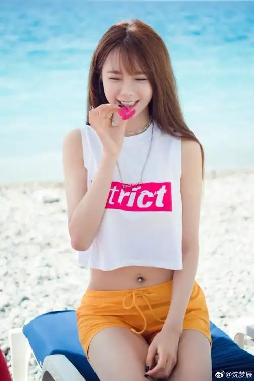 沈梦辰在微博中晒出一组在海边拍的美照