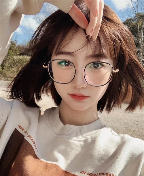 戴眼镜适合什么发型 短发vs长发眼镜发型_场合发型 - 美发站