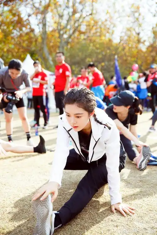 年轻真好,赵今麦居然去跑上海马拉松了