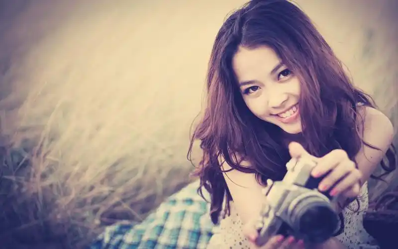 拿相机的女孩高清桌面壁纸