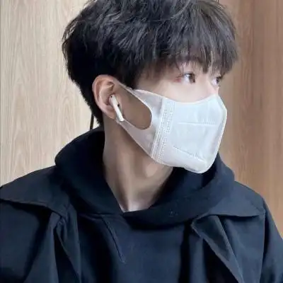 口罩男生侧脸帅气的真人头像 成熟阳光真实的口罩男生头像