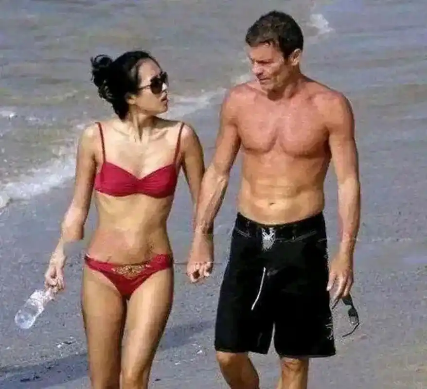 2008年,章子怡和她的以色列富豪男友艾维在沙滩上游玩时的合影,两人一