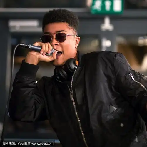 黑人说唱歌手用麦克风表演.