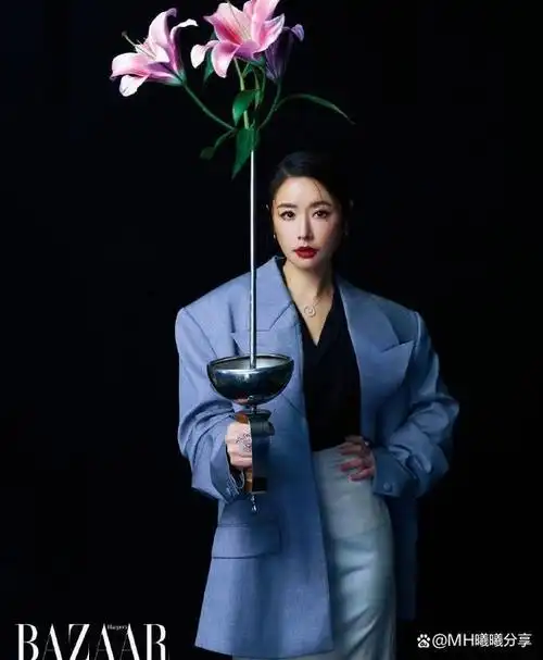 48岁林心如登《时尚芭莎》封面,穿黑色抹胸高贵优雅,太少女了